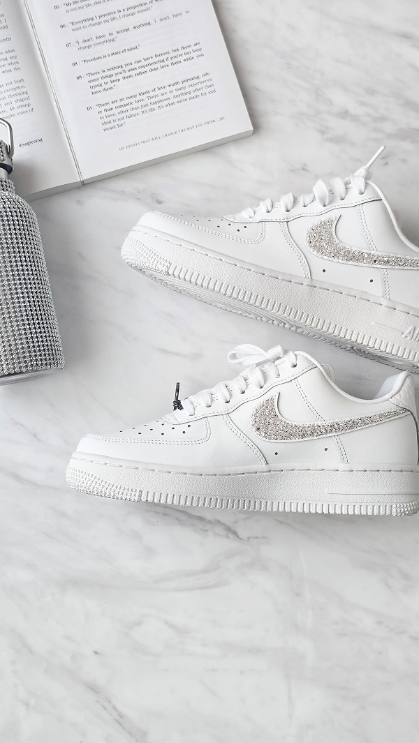 スニーカーデコ　プレシオサ　認定講師講座　デコスクール東京　オーロラグラス　グラスデコ　イニシャル　スワロフスキー　デコレーション資格　デコアート資格　ラインストーンデコ　デコアート　デコレーション　デコ　デコレッスン　デコスクール　デコ講座　デコアートデザイン　体験レッスン　田町