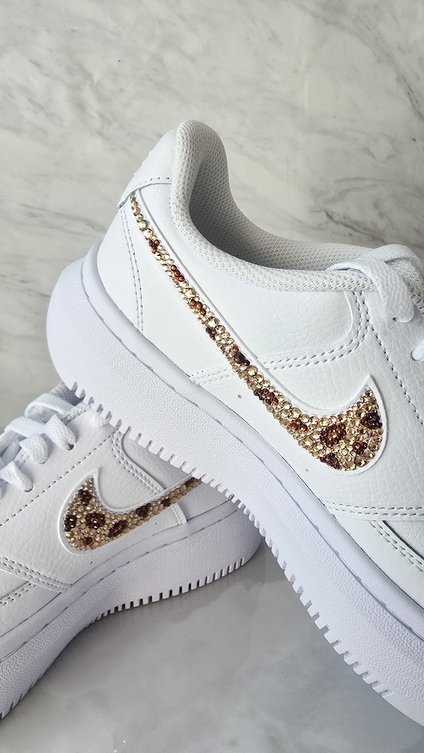 スニーカーデコ プレシオサ 認定講師講座 デコスクール東京 オーロラグラス グラスデコ イニシャル スワロフスキー デコレーション資格 デコアート資格 ラインストーンデコ デコアート デコレーション デコ デコレッスン デコスクール デコ講座 デコアートデザイン 体験レッスン 田町