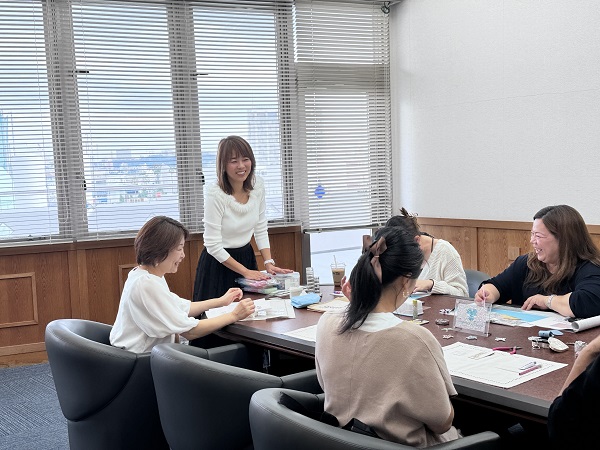 プレシオサ 認定講師講座 デコスクール東京 オーロラグラス グラスデコ イニシャル スワロフスキー デコレーション資格 デコアート資格 ラインストーンデコ デコアート デコレーション デコ デコレッスン デコスクール デコ講座 デコアートデザイン 体験レッスン 田町