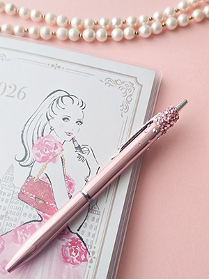 12年の実績を持つ講師・高堀郁恵がデザインした、宝石のように輝く3種類のジュエルペンデコレーション作品