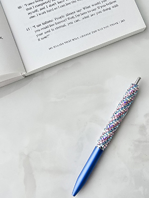 12年の実績を持つ講師・高堀郁恵がデザインした、宝石のように輝く3種類のジュエルペンデコレーション作品